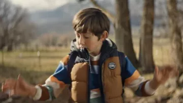 Gilet en duvet sans manches porté par Evan (Kenneth Cummins) comme on le voit dans Aliens Abducted My Parents et maintenant je me sens un peu exclu