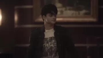 T-shirt imprimé porté par Cullen Row (Tyler DiChiara) vu dans les tenues de la série télévisée Gotham Knights (saison 1)