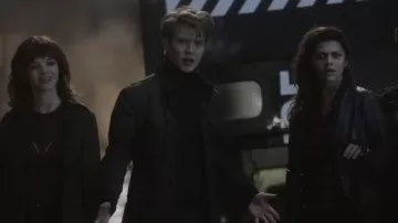 Pull à col roulé porté par Turner Hayes (Oscar Morgan) vu dans Gotham Knights (saison 1)