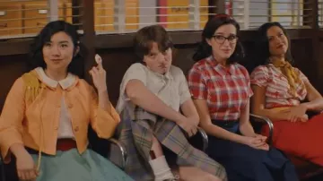 Veste orange portée par Nancy (Tricia Fukuhara) comme on le voit dans Grease: Rise of the Pink Ladies Wardrobe (saison 1)