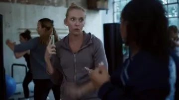 Sweat à capuche zippé porté par Kristin (Toni Collette) comme on le voit dans le film Mafia Mamma