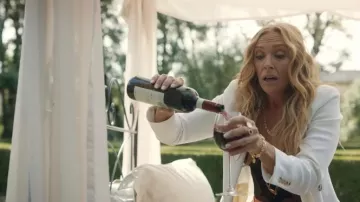 Veste blazer blanche portée par Kristin (Toni Collette) comme on le voit dans la garde-robe du film Mafia Mamma