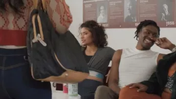 Sac porté par Keisha McCalla (Netta Walker) dans la série télévisée All American: Homecoming (saison 2, épisode 10)
