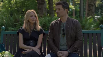 Lunettes de soleil d’aviateur Ray-Ban portées par Matthew (Warren Christie) dans l’émission télévisée The Watchful Eye (S01E05)