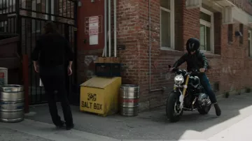 Motocicleta BMW conducida por Charlie Nicoletti (Milo Ventimiglia) en La compañía que mantienes (S01E01)