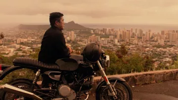 Moto Ducati SportClassic GT1000 conduite par le détective Gordon Katsumoto (Tim Kang) dans Magnum P.I. (S05E01)