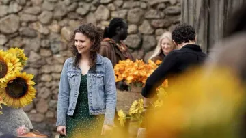 Veste en jean portée par Veronica (Lily Santiago) vue dans la série télévisée La Brea (S02E11)