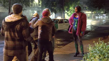 Veste de fourrure rose portée par Robyn (J. Harrison Ghee) vue dans l’émission télévisée de l’accusé (S01E05)