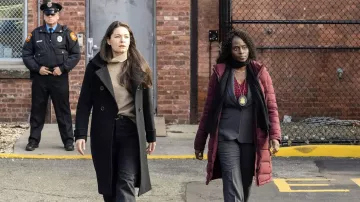 Doudoune bordeaux portée par l’agent Fatima Door (Délé Ogundiran) comme on le voit dans FBI: Most Wanted (S04E13)