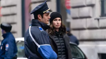 Veste en duvet portée par l’agent spécial Cameron Vo (Vinessa Vidotto) comme on le voit dans FBI: International (S02E13)