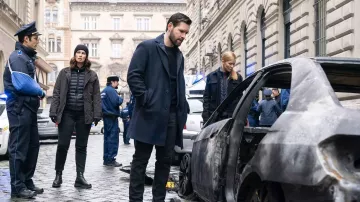 Bottes portées par l’agent spécial Cameron Vo (Vinessa Vidotto) comme on le voit dans FBI: International (S02E13)