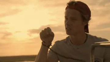 La bague noire portée par JJ Maybank (Rudy Pankow) dans la série Outer Banks (Saison 1 Episode 1)