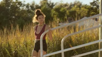Le short en jean noir porté par Kiara Carrera (Madison Bailey) dans la série Outer Banks (Saison 2 Épisode 7)