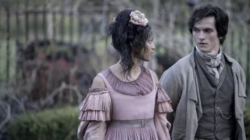 Robe rose portée par Estella (Shalom Brune-Franklin) vue dans les tenues de la série télévisée Great Expectations (saison 1)
