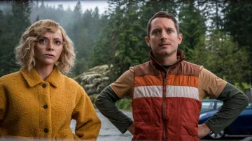 Gilet à rayures marron porté par Walter (Elijah Wood) comme on le voit dans les tenues de la série télévisée Yellowjackets (saison 2)