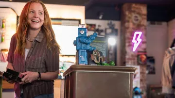 Chemise rayée portée par Vanessa Palmer (Lauren Ambrose) comme on le voit dans les tenues de la série télévisée Yellowjackets (saison 2)