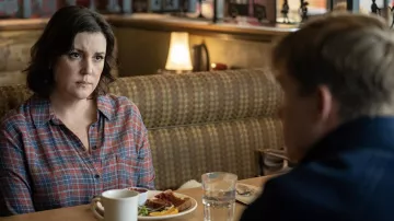 Chemise à carreaux portée par Shauna (Melanie Lynskey) vue dans la série télévisée Yellowjackets (saison 2)