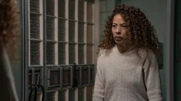 Pull col V porté par Taissa (Tawny Cypress) comme on le voit dans les tenues de la série télévisée Yellowjackets (saison 2)