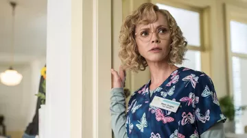 Haut floral porté par Misty (Christina Ricci) vu dans Yellowjackets (saison 2)