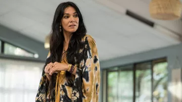 Tie and dye kimono robe worn by Lottie (Simone Kessell) as seen in Yellowjackets (Season 2)