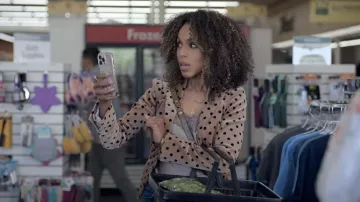 Blazer à pois porté par Paige (Kerry Washington) comme on le voit dans la série télévisée Unprisoned (saison 1)