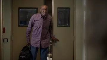 Chemise violette rayée portée par Edwin (Delroy Lindo) comme on le voit dans Unprisoned (saison 1)
