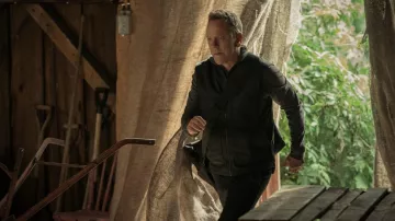 Sweat à capuche porté par John Weir (Kiefer Sutherland) vu dans Rabbit Hole (saison 1)
