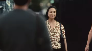 Chemise imprimée florale portée par Nora (Greta Lee) vue dans Past Lives