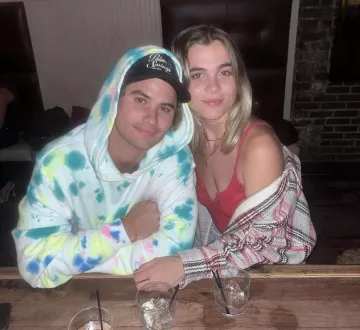 Le sweatshirt tie and dye porté par Chase Stokes sur un post Instagram