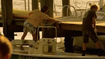 Le maillot de bain porté par John B Routledge (Chase Stokes) dans la série Outer Banks (Saison 3 Episode 7)
