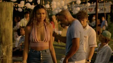 Crop top rayé porté par Kiara Carrera (Madison Bailey) dans Outer Banks Wardrobe (S03E07)