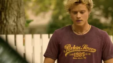 Porkin' depuis 1985 T-shirt en marron porté par JJ Maybank (Rudy Pankow) comme on le voit dans la série télévisée Outer Banks (saison 3 épisode 9)