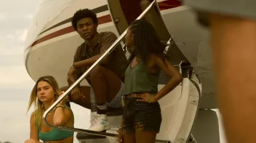 Baskets New Balance portées par Pope Heyward (Jonathan Daviss) dans les tenues Outer Banks (S03E09)