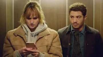 Le manteau en daim porté par Elise Kirvin (Camille Lou) dans la série Prométhée (Saison 1 Episode 4)