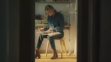 Les bottines en cuir à talon portées par Elise Kirvin (Camille Lou) dans la série Prométhée (S01E06)