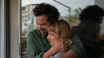 The signet ring worn by Xavier (Romain Duris) in the series Greek Salad (Season 1)