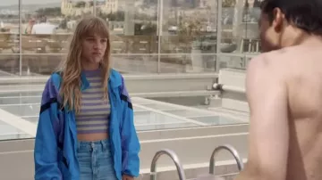La veste de survêtement bleue portée par Mia (Megan Northam) dans la série Salade Grecque (Saison 1)