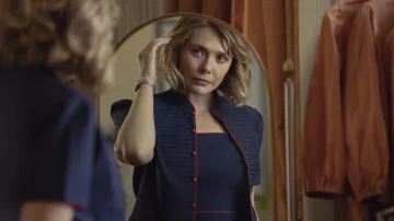 Robe bleue et veste portée par Candy Montgomery (Elizabeth Olsen) comme on le voit dans Love & Death (saison 1)