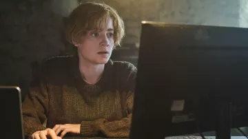 Pull porté par Charlie Wagner (Leonie Benesch) vu dans la série télévisée The Swarm (saison 1)