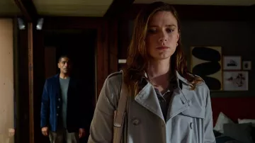 trench-coat gris porté par Tina Lund (Krista Kosonen) vu dans The Swarm Wardrobe (saison 1)