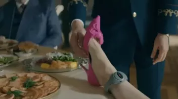 Zapatos de tacón rosa usados por Tatiana Moskalev (Zrinka Cvitešić) como se ve en la serie de televisión The Power (Temporada 1)