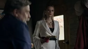 Collier en or porté par Irina (Iva Babić) vu dans The Machine