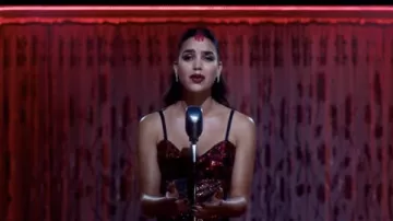 Robe à paillettes rouge portée par Carmen (Melissa Barrera) vue dans le film Carmen