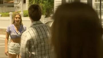 Le top lilas à fleurs porté par Sarah Cameron (Ma­de­lyn Cline) dans la série Outer Banks (Saison 3 Episode 8)