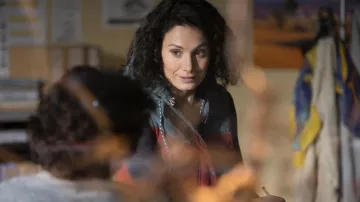 La doudoune rouge et grise sans manche portée par Alice (Maëlle Mietton) dans la série Un si grand soleil