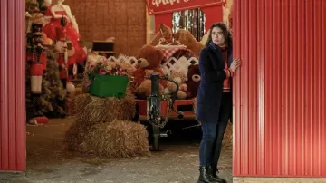 Manteau bleu marine porté par Olivia Lafferty (Kathryn Davis) dans le film Bienvenue à la Saint-Valentin