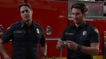 Casio G-Shock Watch en noir portée par Travis Montgomery (Jay Hayden) comme vu dans l’émission de télévision Station 19 (S06E07)