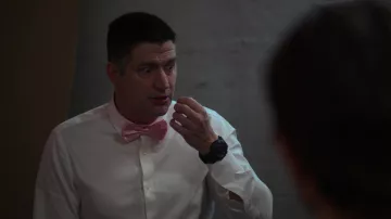 Casio G-Shock Black Watch portée par Ron Donald (Ken Marino) vue dans Party Down (S03E01)