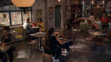 Baskets Nike portées par Nell Serrano (Gina Rodriguez) dans la série télévisée Not Dead Yet (S01E04)