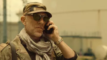 Lunettes de soleil Persol portées par Gabriel Delage (Vincent Cassel) dans la série télévisée Liaison (S01E01)